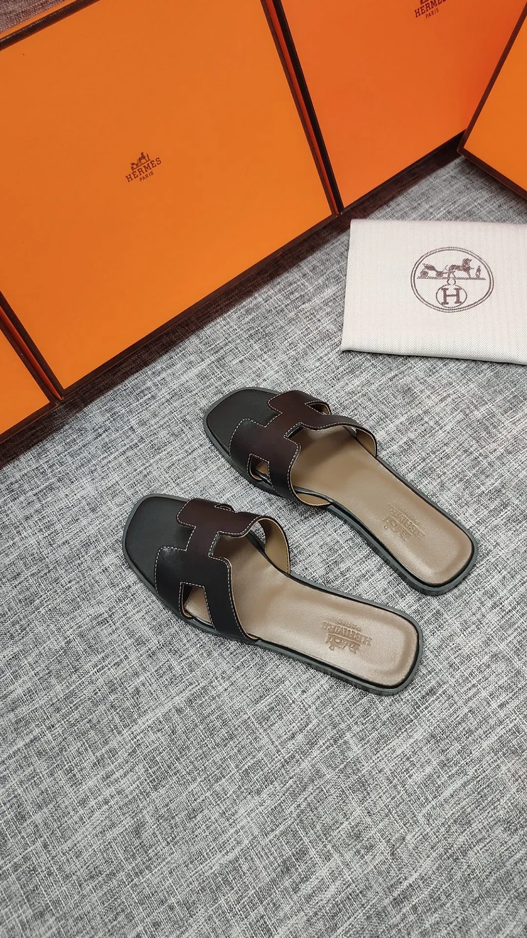 👟👟Ex-factory price p480👟👟 Women's shoe factory Hermes 💖The latest official website is updated at the same time. Premium quality upgraded version of slippers 1:1 production. Fabric: Made of counter cowhide fabric. Inner foot pads: Customized sheepskin [oversea order. The outsole is made of simulated leather non-slip rubber outsole. Whether it is version or workmanship, it is the best among rubber soles. Color Black White Brown Total 3 colors, code number 35---40, flat bottom